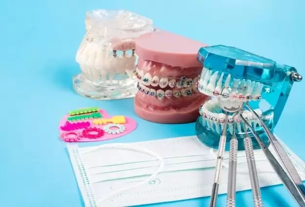 Invisalign (Şeffaf Plak) Tedavisi Nedir?